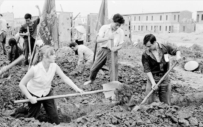 Trong ảnh: Thanh niên Việt Nam và thanh niên Liên Xô đang công tác ở Việt Nam tham gia Ngày thứ Bảy cộng sản tại công trường lắp ghép nhà ở số 1 – Hà Nội (11/4/1970). Ảnh: Triệu Phúc - TTXVN