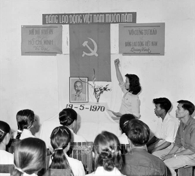 Trong ảnh: Lễ kết nạp đảng viên ở Nhà máy Dệt 8-3 Hà Nội (3/1970). Ảnh: Trần Phác –TTXVN