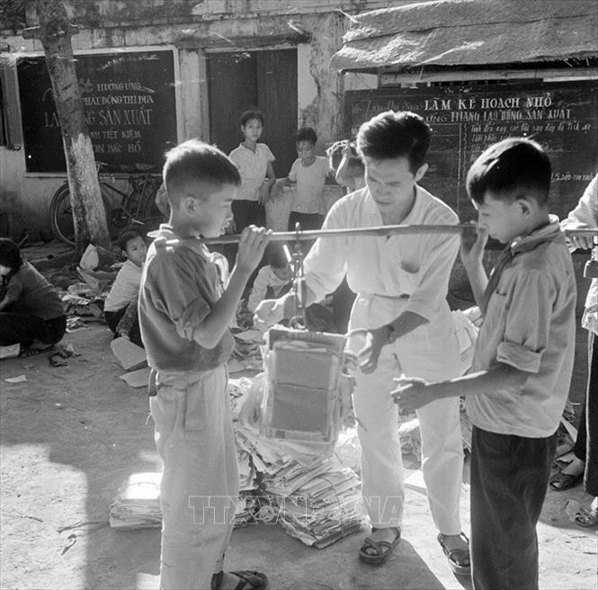 Trong ảnh: Học sinh Hà Nội tích cực tham gia Phong trào “Kế hoạch nhỏ”, thu nhặt sắt vụn, giấy vụn để góp phần làm ra của cải vật chất. Ảnh: Văn Hiền - TTXVN