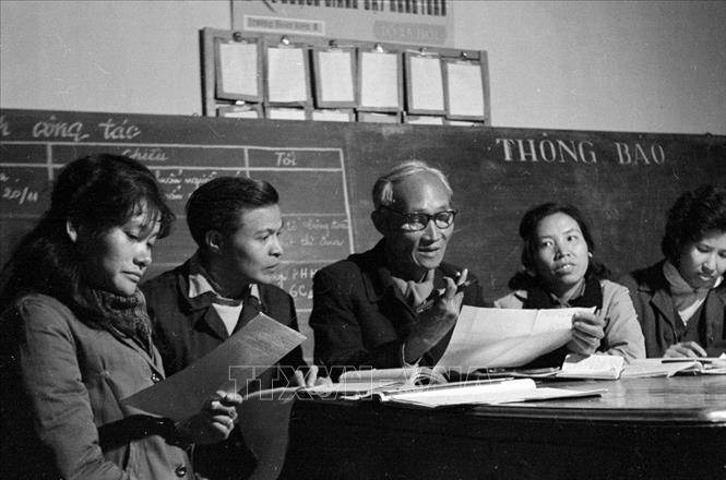Trong ảnh: Giáo viên trường Cấp II Hoàn Kiếm, Hà Nội trao đổi kinh nghiệm soạn bài giảng, nhằm không ngừng nâng cao trình độ, góp phần nâng cao chất lượng giảng dạy. Ảnh: Văn Hiền - TTXVN