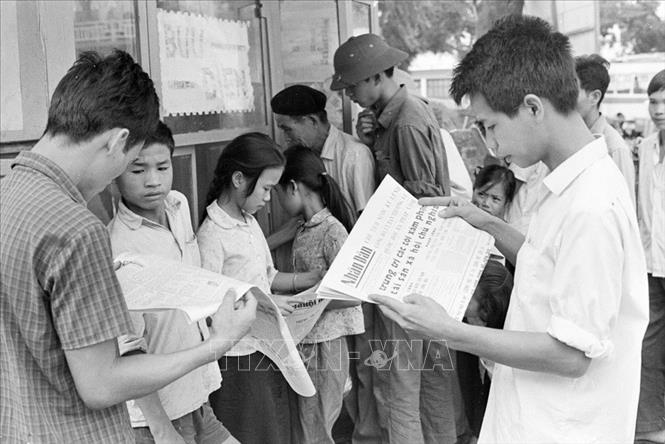 Trong ảnh: Nhân dân Thủ đô tìm đọc những số báo ở quầy báo Bờ Hồ đăng toàn văn Pháp lệnh của Nhà nước về trừng trị tội xâm phạm tài sản xã hội chủ nghĩa và tài sản của công dân (tháng 1/1970). Ảnh: Gia Lễ - TTXVN