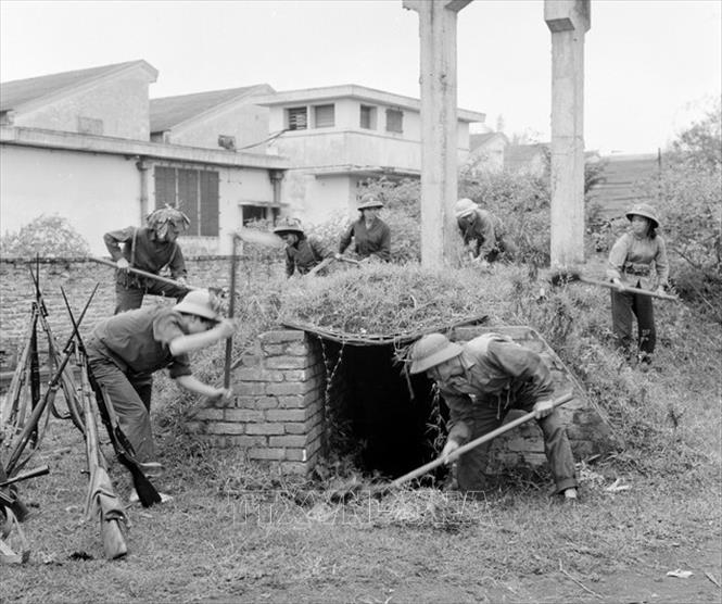 Trong ảnh: Lực lượng tự vệ các nhà máy, xí nghiệp sửa sang lại hầm hào để đảm bảo vừa sản xuất, vừa sẵn sàng chiến đấu với máy bay Mỹ đánh phá Hà Nội. Ảnh: Trần Phác – TTXVN