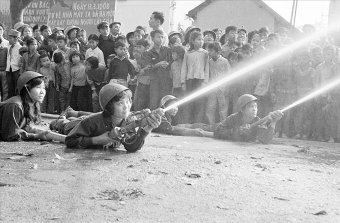Trong ảnh: Đoàn viên thanh niên, công nhân Nhà máy Dệt 8-3 thao diễn kỹ thuật chữa cháy. Ảnh: Trần Phác - TTXVN