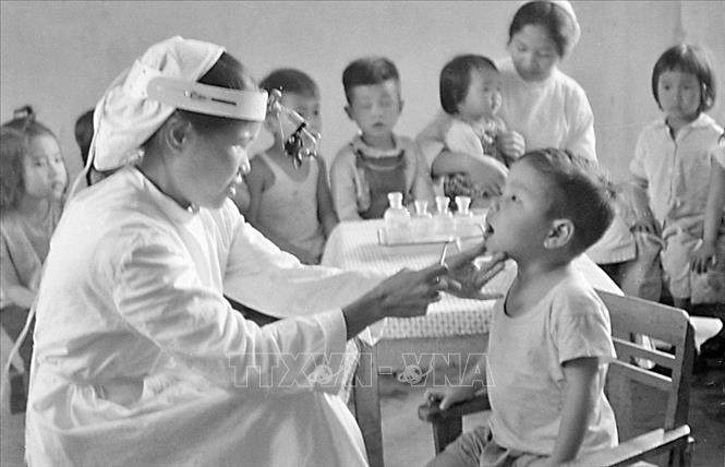 Trong ảnh: Xí nghiệp may 10 Hà Nội coi trọng công tác bảo vệ sức khỏe cho con cán bộ, công nhân, thường xuyên khám sức khỏe định kỳ cho trẻ (1970). Ảnh: Trần Phác - TTXVN