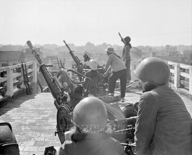 Năm 1972, khi Mỹ tiến hành cuộc chiến tranh phá hoại miền Bắc lần thứ 2, quân và dân Hà Nội không nao núng. Các trận địa của dân quân, tự vệ bắn máy bay tầm cao, tầm thấp và tổ chức phục vụ bộ đội chiến đấu, đánh trả giặc Mỹ rất quyết liệt. Trong ảnh: Tự vệ Xí nghiệp Bánh kẹo Hà Nội vừa đẩy mạnh sản xuất, vừa luyện chắc tay súng, sẵn sàng chiến đấu trong mọi tình huống. Ảnh: Nguyễn Chính - TTXVN