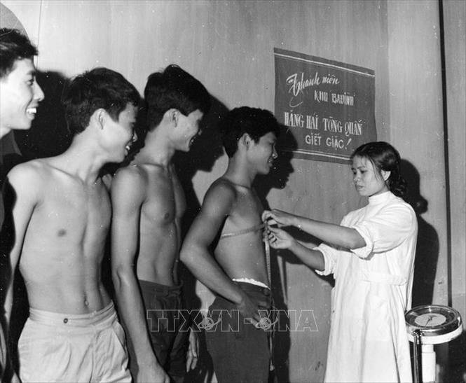 Hướng ra tiền tuyến, năm 1972, hơn 15.000 thanh niên Thủ đô lên đường chiến đấu, trong đó có hàng nghìn sinh viên gác bút nghiên ra trận…Trong ảnh: Phát huy truyền thống của cha ông, lớp lớp thanh niên thủ đô Hà Nội sôi nổi tòng quân chống Mỹ, cứu nước (1972). Ảnh: TTXVN