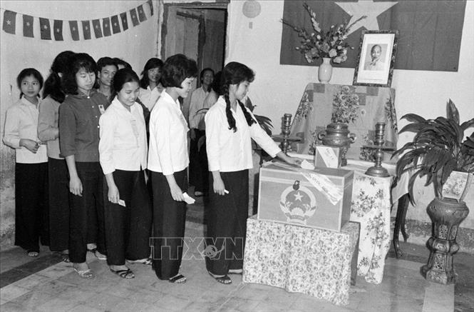 Trong ảnh: Thanh niên Chi đoàn Bùi Ngọc Dương ở phố Trần Nhân Tông, khu Hoàn Kiếm phấn khởi đi bỏ phiếu bầu cử đại biểu Quốc hội khóa IV (1971). Ảnh: TTXVN
