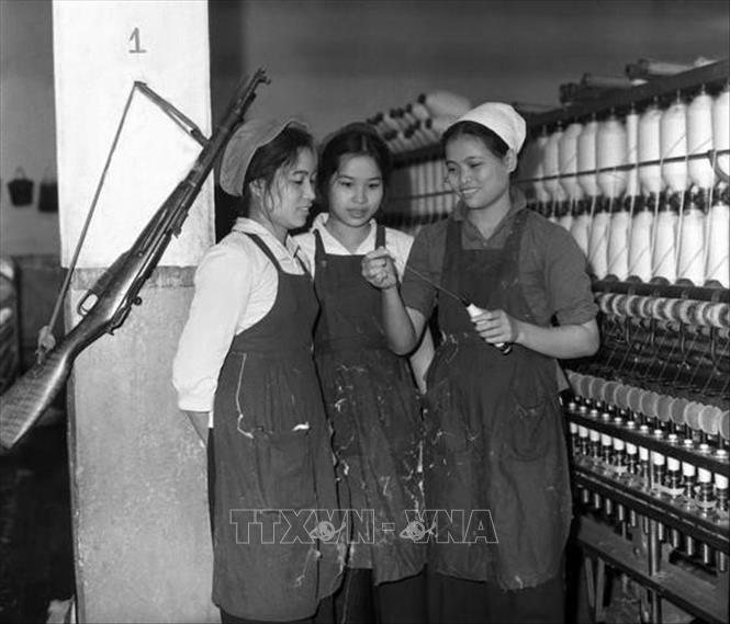 Trong các nhà máy, xí nghiệp, công trường có phong trào “nhận thêm việc, làm thêm giờ, thay cho người đi chiến đấu”, phong trào “phụ nữ tự quản” phát triển rất sôi nổi. Trong ảnh: Nữ công nhân Nhà máy dệt 8/3 quản lý tốt sản lượng, đảm bảo chất lượng sản phẩm và ngày công, luôn hoàn thành các chỉ tiêu Nhà nước giao (tháng 1/1971). Ảnh: Trần Phác - TTXVN