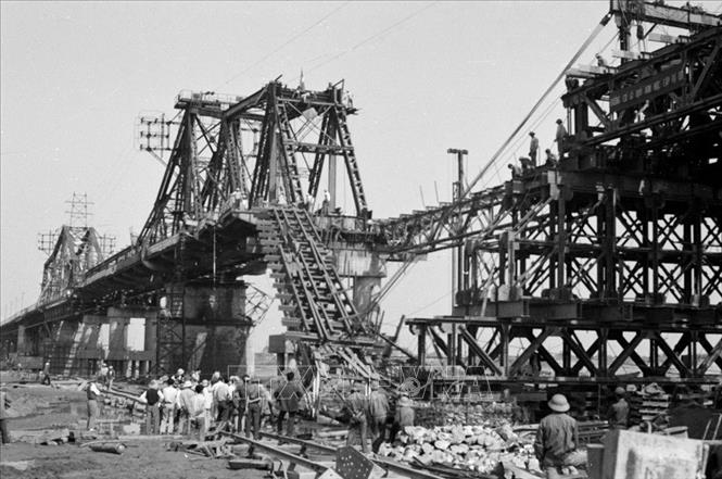 Trong ảnh: Ngày 28/2/1972, việc sửa chữa cầu Long Biên bị hư hại do bom Mỹ đã hoàn tất những nhịp cầu cuối cùng. Ảnh: Vũ Hanh - TTXVN