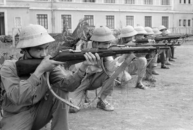 Năm 1972, khi Mỹ tiến hành cuộc chiến tranh phá hoại miền Bắc lần thứ 2, quân và dân Hà Nội không nao núng. Các trận địa của dân quân, tự vệ bắn máy bay tầm cao, tầm thấp và tổ chức phục vụ bộ đội chiến đấu, đánh trả giặc Mỹ rất quyết liệt. Trong ảnh: Tự vệ Trường Đại học Tổng hợp Hà Nội luyện tập sẵn sàng chiến đấu (1972). Ảnh: TTXVN