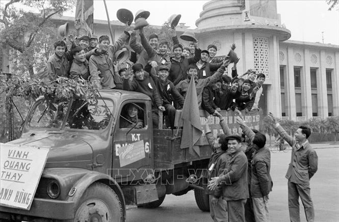 Trong ảnh: Hướng ra tiền tuyến, năm 1972, hơn 15.000 thanh niên Thủ đô lên đường chiến đấu, trong đó có hàng nghìn sinh viên gác bút nghiên ra trận… Ảnh: Ngọc Quán-TTXVN