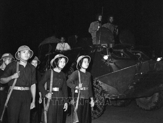 Năm 1972, khi Mỹ tiến hành cuộc chiến tranh phá hoại miền Bắc lần thứ 2, quân và dân Hà Nội không nao núng. Các trận địa của dân quân, tự vệ bắn máy bay tầm cao, tầm thấp và tổ chức phục vụ bộ đội chiến đấu, đánh trả giặc Mỹ rất quyết liệt. Trong ảnh: Tự vệ Thủ đô sẵn sàng chiến đấu trong trận Hà Nội 12 ngày đêm, cuối tháng 12/1972. Ảnh: TTXVN