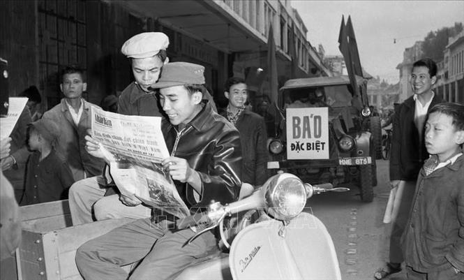 Trong ảnh: Nhân dân Hà Nội đọc báo, theo dõi tin Hiệp định Paris về chấm dứt chiến tranh, lập lại hòa bình ở Việt Nam, ngày 24/1/1973. Ảnh: TTXVN