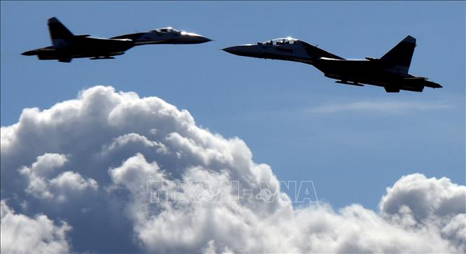 Trong ảnh (tư liệu): Máy bay tiêm kích Su-27 của Nga bay trình diễn tại một triển lãm hàng không ở thành phố St. Petersburg. Ảnh: AFP/TTXVN