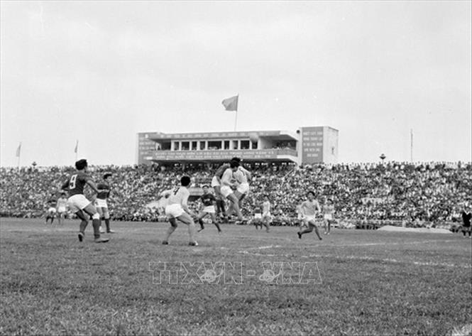 Trong ảnh: Thi đấu bóng đá giữa hai đội Công an Hà Nội và Công an Hải Phòng trên sân Hàng Đẫy (Hà Nội) chiều 4/2/1973, chào mừng Xuân Quý Sửu đại thắng sau khi Hiệp định Paris về chấm dứt chiến tranh, lập lại hòa bình ở Việt Nam được ký kết ngày 27/1/1973. Ảnh: Kim Hùng – TTXVN