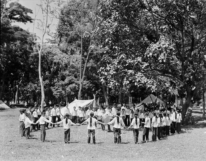 Trong ảnh: Trại hè của thiếu niên khu phố Hoàn Kiếm ở công viên Bách Thảo (1973). Ảnh: TTXVN