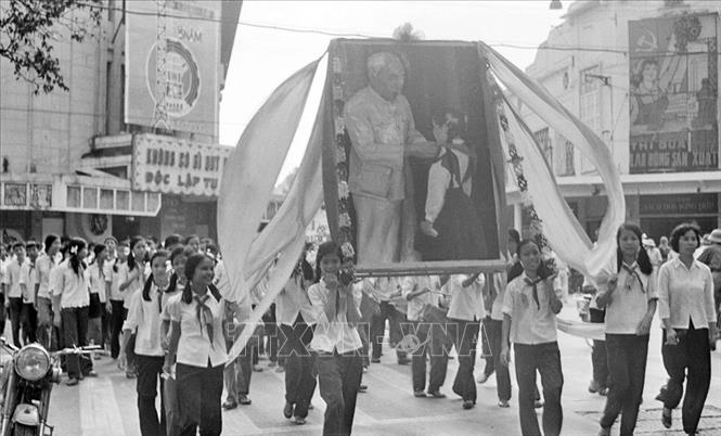 Trong ảnh: Mít tinh của học sinh và giáo viên Thủ đô chào mừng năm học mới. Ảnh: Thu Hoài – TTXVN