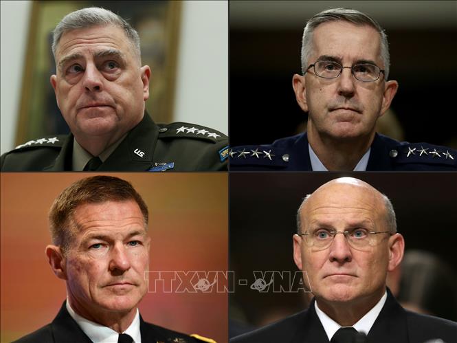 Trong ảnh: Chủ tịch Hội đồng Tham mưu trưởng liên quân Mỹ, Tướng Mark Milley (trái, phía trên) cùng các quan chức Bộ Quốc phòng Mỹ đang thực hiện cách ly sau khi tiếp xúc với người nhiễm COVID-19. Ảnh: AFP/TTXVN