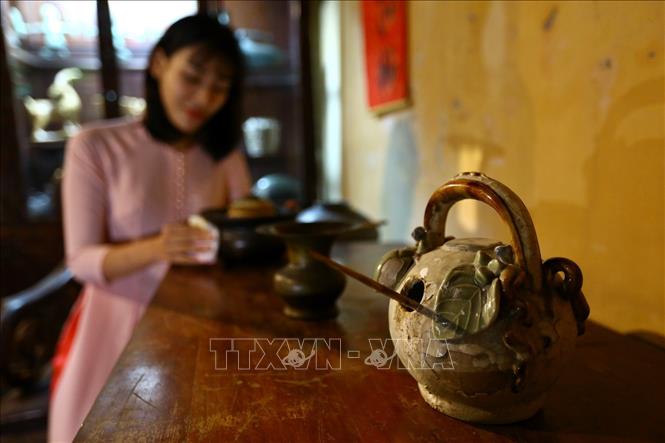 Trong ảnh: Bộ điếu bát, ấm chén uống trà được lưu giữ. Ảnh: TTXVN