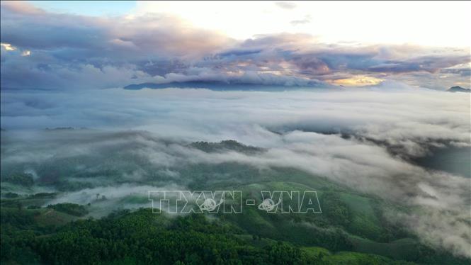 Trong ảnh: Sương bồng bềnh bao phủ lên núi rừng Pa Nang. Ảnh: Hồ Cầu - TTXVN