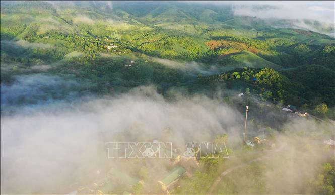 Trong ảnh: Sương bồng bềnh bao phủ lên bản làng Pa Nang. Ảnh: Hồ Cầu - TTXVN