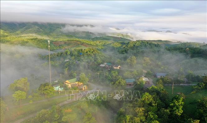 Trong ảnh: Sương bồng bềnh bao phủ lên bản làng Pa Nang. Ảnh: Hồ Cầu - TTXVN