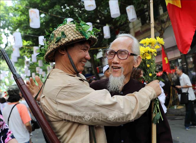 Trong ảnh: Tái hiện đoàn quân tiến về Giải phóng thủ đô ngày 10/10. Ảnh: Nhật Anh - TTXVN