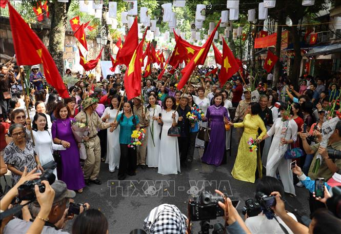 Trong ảnh: Tái hiện đoàn quân tiến về Giải phóng thủ đô ngày 10/10. Ảnh: Nhật Anh - TTXVN