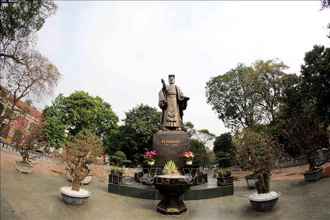 Trong ảnh: Tượng đài Lý Thái Tổ (Hà Nội). Ảnh: Nhật Anh - TTXVN