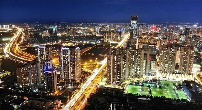 Trong ảnh: Thủ đô Hà Nội rực rỡ về đêm với những tòa nhà cao tầng. Ảnh: Danh Lam-TTXVN