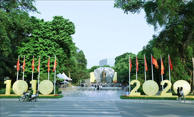 Trong ảnh: Khu vực tượng đài Lý Thái Tổ chào mừng 1010 năm Thăng Long - Hà Nội. Ảnh: Hoàng Hiếu - TTXVN