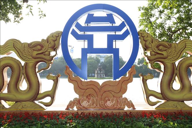Trong ảnh: Biểu tượng Hà Nội tại Hồ Gươm chào mừng 1010 năm Thăng Long - Hà Nội. Ảnh: Hoàng Hiếu - TTXVN