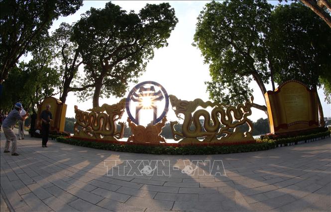 Trong ảnh: Xung quanh khu vực Hồ Gươm được trang hoàng rực rỡ, chào đón 1010 năm Thăng Long - Hà Nội. Ảnh: Hoàng Hiếu - TTXVN