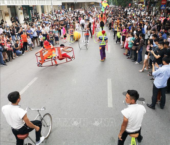 Trong ảnh: Tuyến phố đi bộ Hồ Gươm là nơi thường xuyên tổ chức các hoạt động giao lưu văn hóa, nghệ thuật trong nước và quốc tế. Ảnh: Thanh Tùng - TTXVN