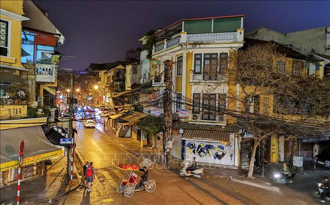 Trong ảnh: Một góc phố cổ Hà Nội khi lên đèn. Ảnh: Thanh Tùng - TTXVN