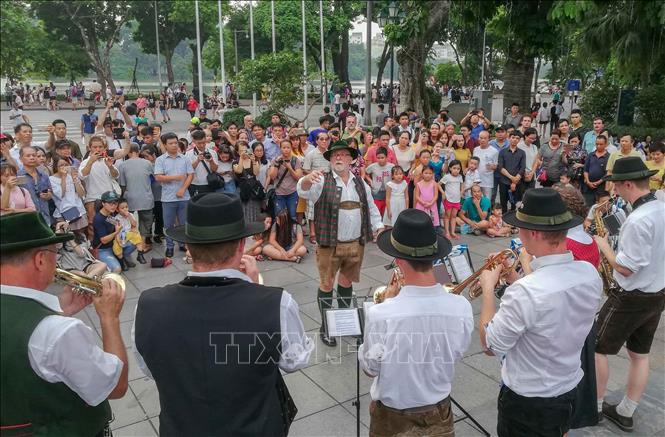 Trong ảnh: Tuyến phố đi bộ Hồ Gươm là nơi thường xuyên tổ chức các hoạt động giao lưu văn hóa, nghệ thuật trong nước và quốc tế. Ảnh: Thanh Tùng - TTXVN