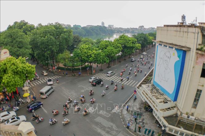 Trong ảnh: Một góc ngã tư phố Tràng Tiền - Hàng Khay. Ảnh: Thanh Tùng - TTXVN 