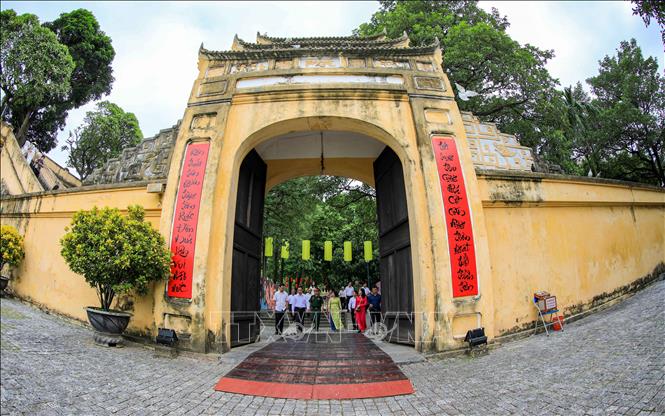 Trong ảnh: Du khách đến tham quan cửa Hành cung trong khu di tích Hoàng Thành Thăng Long. Ảnh: TTXVN