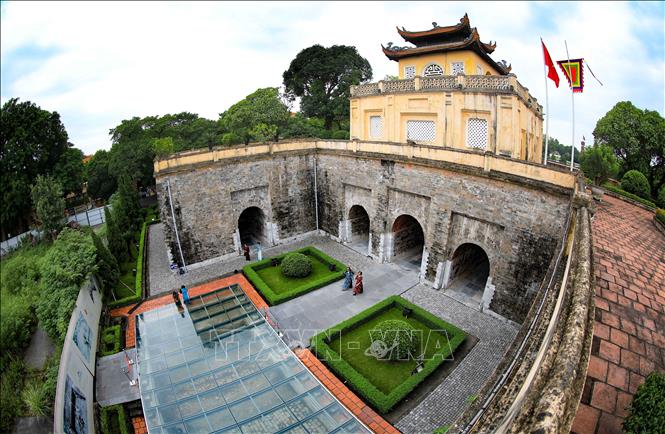 Trong ảnh: Đoan Môn là cửa chính phía Nam vào Hoàng thành Thăng Long được xây dựng vào thời nhà Lê trung hưng được tu sửa vào thời nhà Nguyễn. Ảnh: TTXVN