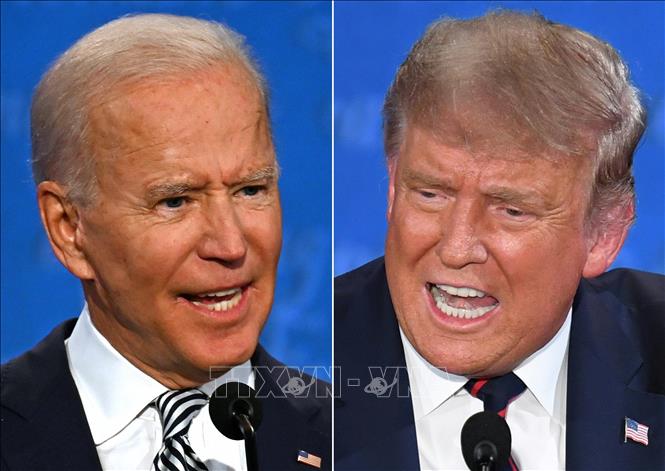 Trong ảnh (ảnh ghép): Ứng viên tranh cử Tổng thống Mỹ của đảng Dân chủ Joe Biden (trái) và Tổng thống Mỹ Donald Trump trong cuộc tranh luận trực tiếp đầu tiên tại Cleveland, bang Ohio ngày 29/9/2020. Ảnh: AFP/TTXVN