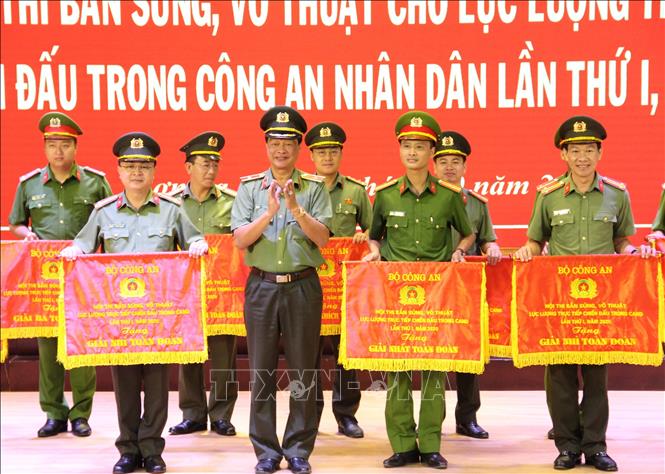 Trong ảnh: Ban tổ chức trao giải toàn đoàn cho các đơn vị đoạt giải. Ảnh: TTXVN phát.