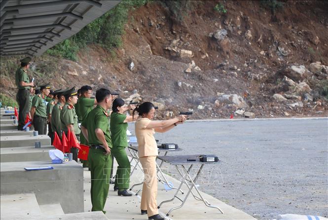 Trong ảnh: Các vận động viên tham gia nội dung thi bắn ứng dụng súng CZ75. Ảnh: TTXVN phát.