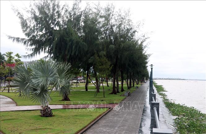 Trong ảnh: Công viên khu lấn biển thành phố Rạch Giá (Kiên Giang) phục vụ du khách tham quan, du lịch. Ảnh: Lê Huy Hải - TTXVN
