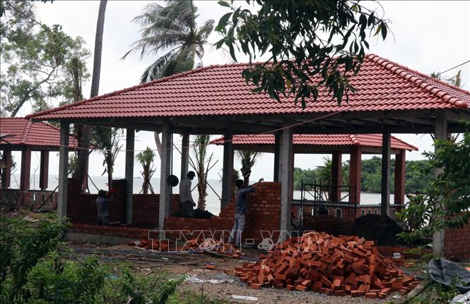 Trong ảnh: Xây dựng cơ sở hạ tầng Bãi Dương, huyện Kiên Lương thuộc vùng du lịch Hà Tiên - Kiên Lương (Kiên Giang) phục vụ du khách. Ảnh: Lê Huy Hải - TTXVN