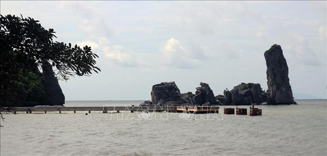 Trong ảnh: Cầu cảng du thuyền Khu du lịch Hòn Phụ Tử thi công sắp hoàn thành phục vụ du khách tham quan vùng biển đảo Kiên Lương (Kiên Giang). Ảnh: Lê Huy Hải - TTXVN
