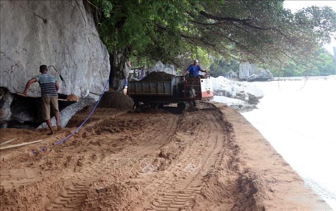 Trong ảnh: Khu du lịch Hòn Phụ Tử thuộc vùng du lịch Hà Tiên - Kiên Lương (Kiên Giang) đầu tư nâng cấp cơ sở hạ tầng.  Ảnh: Lê Huy Hải - TTXVN

