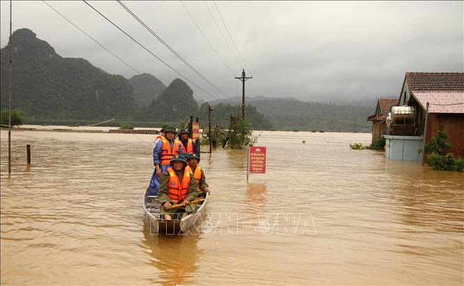 Trong ảnh: Lực lượng dân quân huyện Minh Hóa, tỉnh Quảng Bình được huy động sẵn sàng giúp đỡ người dân khi có sự cố. Ảnh: Văn Tý-TTXVN