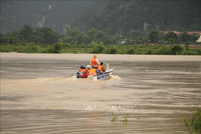 Trong ảnh: Công an huyện Minh Hóa, tỉnh Quảng Bình đưa người dân và tài sản đến vùng an toàn. Ảnh: Văn Tý-TTXVN