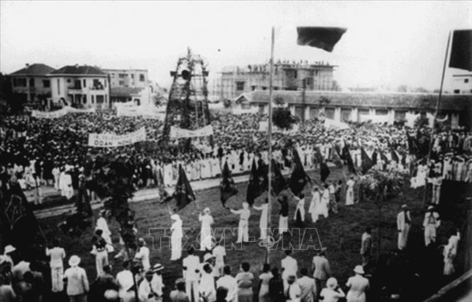 Phong trào đấu tranh đòi dân sinh, dân chủ 1936 - 1939, phong trào Phản đế 1939 - 1941 và phong trào Mặt trận Việt Minh 1941-1945, với chủ trương mở rộng chính sách đại đoàn kết toàn dân và công tác mặt trận, Đảng đã tập hợp đông đảo các tầng lớp nhân dân, thực hiện các hình thức đấu tranh công khai, hợp pháp, nửa hợp pháp để tạo nên bước phát triển mới trong xây dựng lực lượng chính trị quần chúng. Trong ảnh: Phong trào Mặt trận Dân chủ Đông Dương mít tinh kỷ niệm ngày Quốc tế Lao động 1/5/1938 tại khu Đấu Xảo Hà Nội (nay là Cung Văn hóa Lao động hữu nghị Việt-Xô) với sự tham dự của hàng vạn người. Ảnh: Tư liệu/TTXVN phát