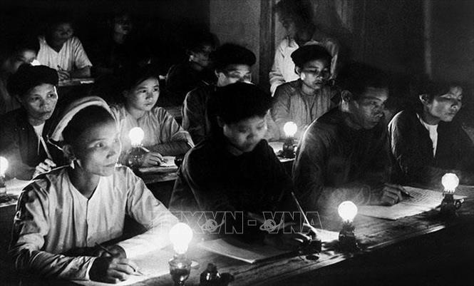 Sau Cách mạng Tháng Tám 1945, đối mặt với vô vàn khó khăn, thử thách của “thù trong, giặc ngoài”, Đảng đã xác định những vấn đề cơ bản về đường lối kháng chiến toàn dân, toàn diện, lâu dài, dựa vào sức mình là chính, từ đó đề ra chủ trương phải huy động được sức mạnh của toàn dân tộc, lãnh đạo toàn dân vừa kháng chiến ở miền Nam, vừa xây dựng thực lực mọi mặt cho Nhà nước Dân chủ Cộng hòa. Trong ảnh: Một lớp 